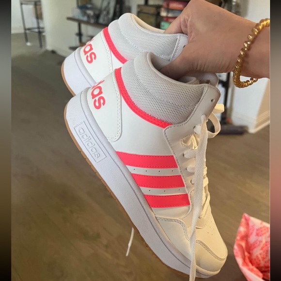 Adidas women’s hoops size 8.5 - Picture 2 of 6